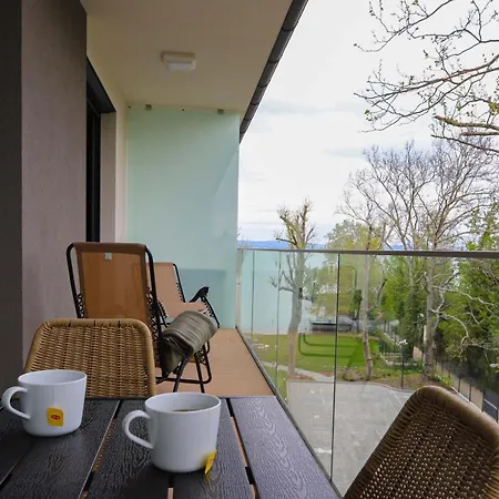 Platan With Lakeview *