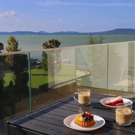 Platan With Lakeview *