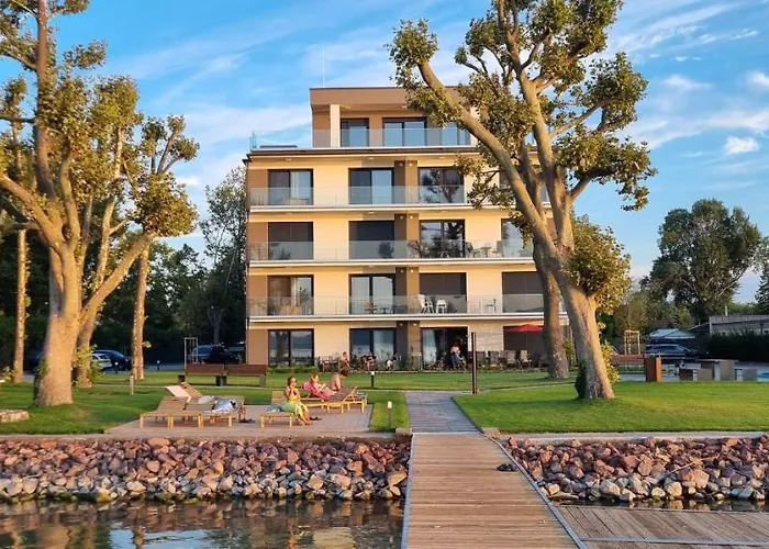 Platan With Lakeview Apartman