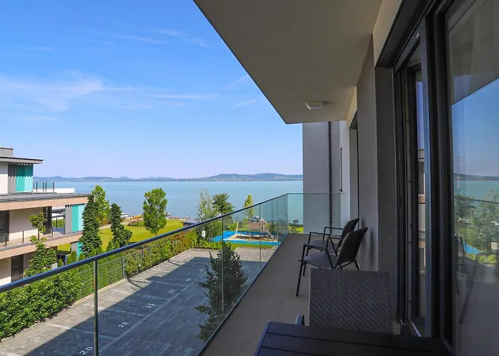 Platan With Lakeview Apartman *