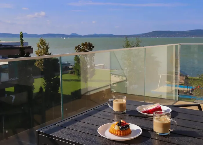 Platan With Lakeview *
